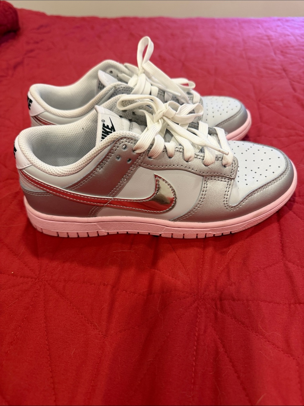Nike women’s Low-Top Sneakers in White, Silver and Pink
